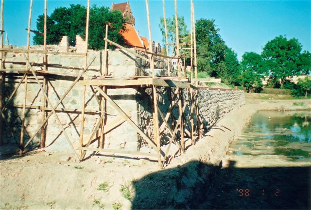 Morg - Rekonstrukcja wiey kwadratowej w 2002