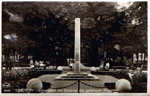 Lyck - Luisenplatz mit Denkmal der Dragoner